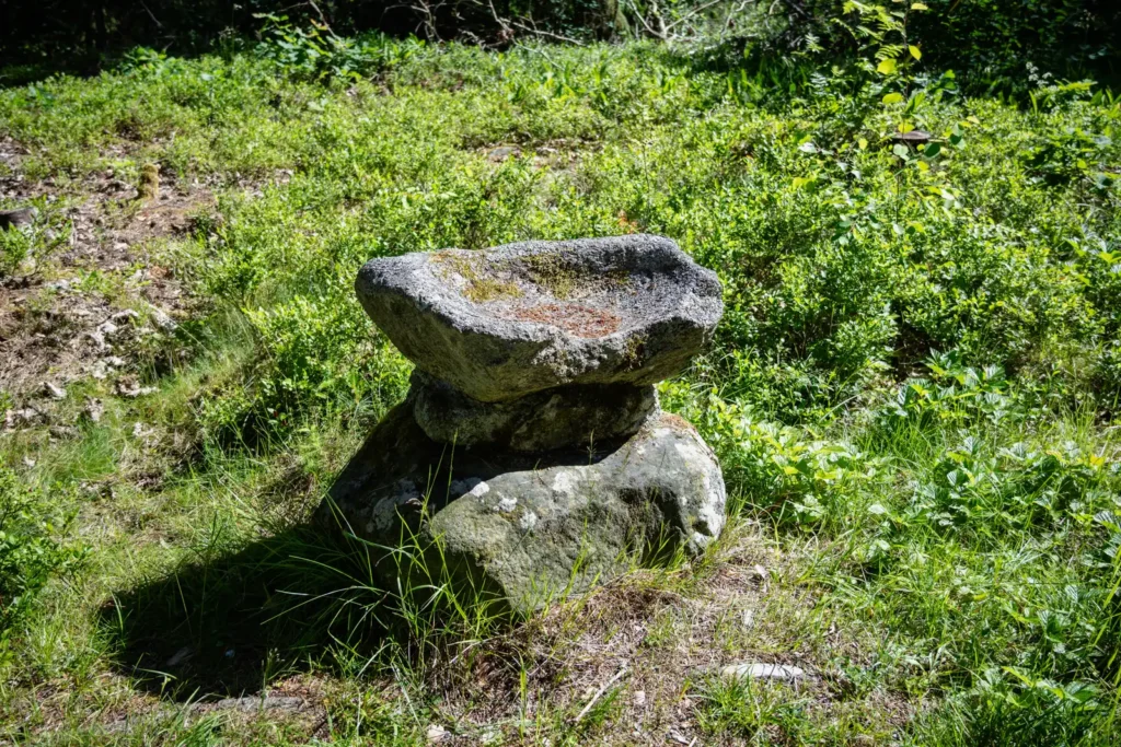 Gammal malsten vid Kvarnbacken längs Lillkyrka fornstig på Upplandsleden etapp 27.
